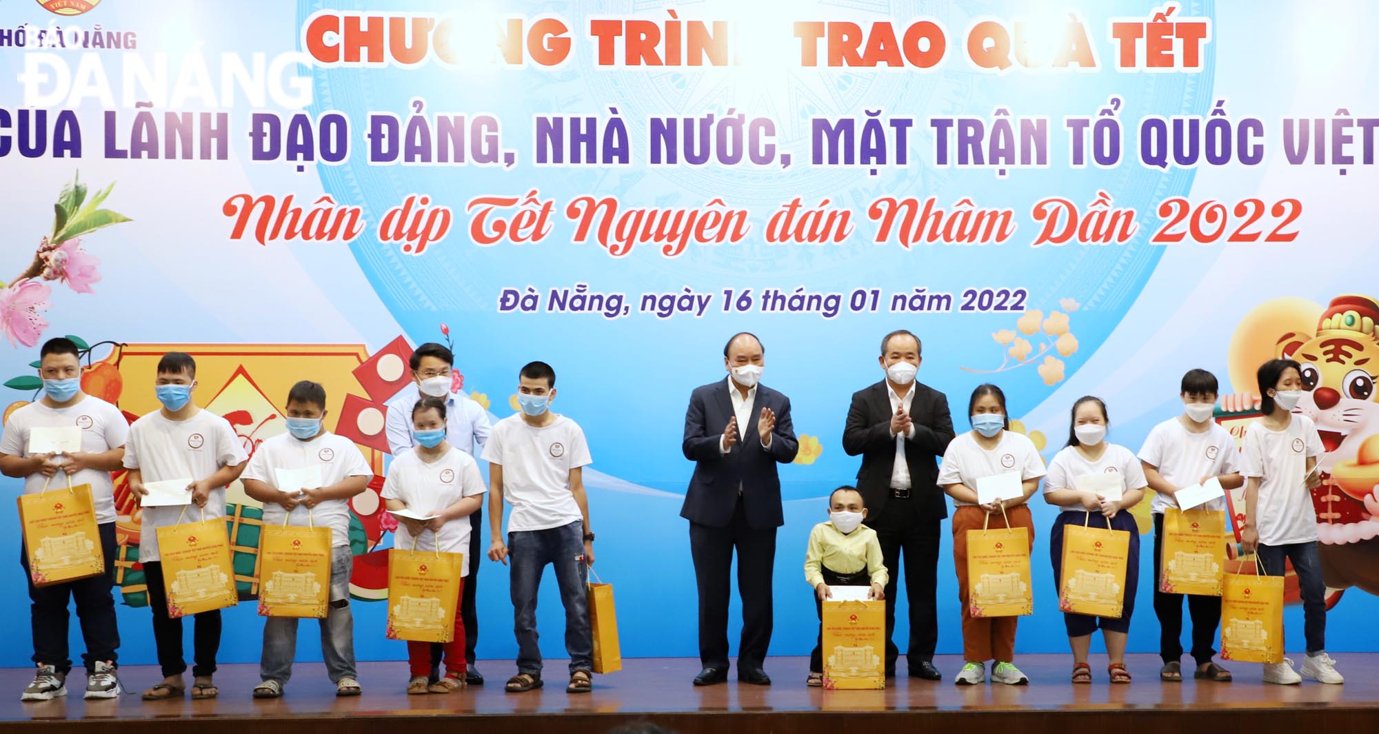 President Nguyen Xuan Phuc presenting Tet gifts to victims of Agent Orange in Da Nang. Photo: NGOC PHU