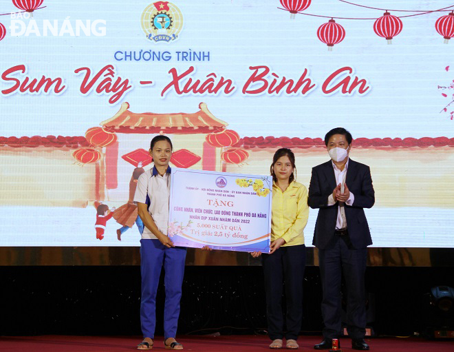 Deputy Secretary Triet presented a symbolic board of 5,000 Tet gifts, totalling VND2.5 billion, to trade union members and workers in difficult circumstances across the city.