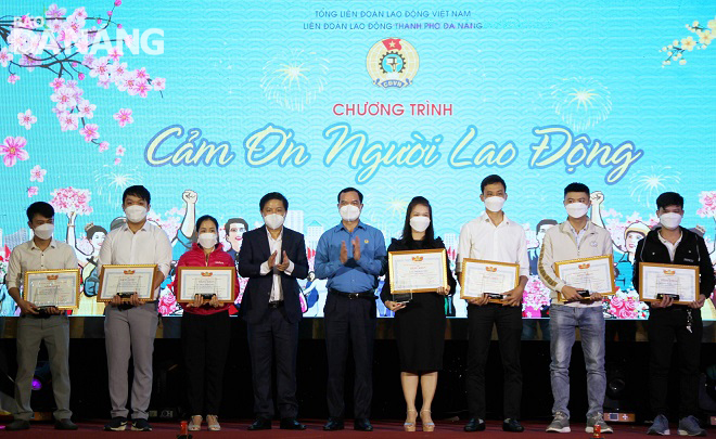 Chairman of the Viet Nam General Confederation of Labor Nguyen Dinh Khang (fifth, left) and Deputy Secretary of the Da Nang Party Committee Luong Nguyen Minh Triet (fourth, left) awarding Certificates of Merit and  'Thank you' commemorative medals to some typical individuals in recognition of their great contributions to their enterprises in 2021. Photo. : LP