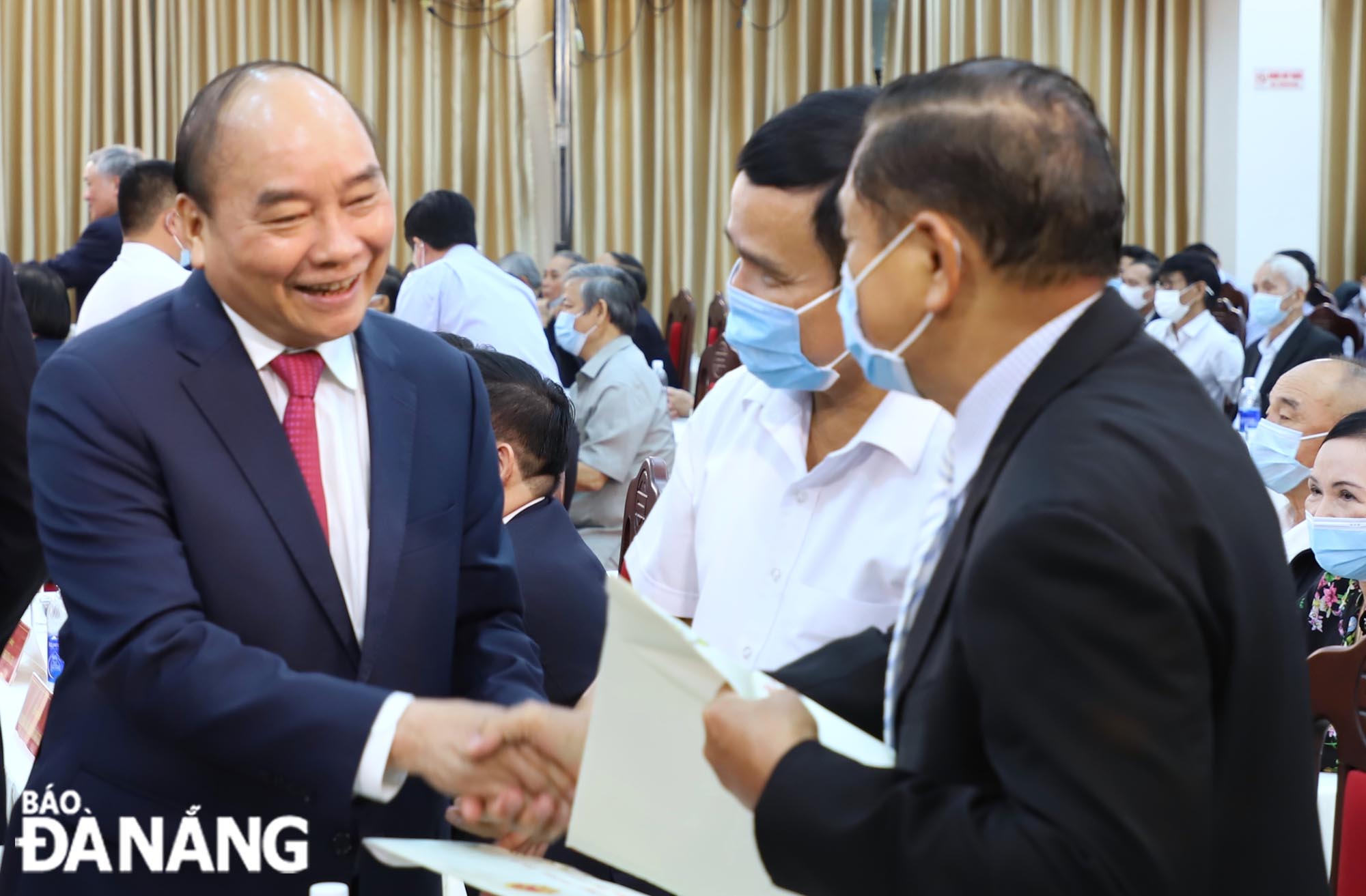  Chủ tịch nước Nguyễn Xuân Phúc (giữa) tặng quà cán bộ cấp cao nghỉ hưu khu vực miền Trung. Ảnh: NGỌC PHÚ
