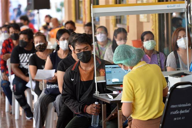 Người dân chờ tiêm vaccine phòng COVID-19 tại Bangkok, Thái Lan ngày 10/1/2022. Ảnh: THX/TTXVN