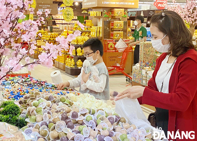 Người dân mua hàng Tết tại siêu thị Lotte Mart. Ảnh: QUỲNH TRANG