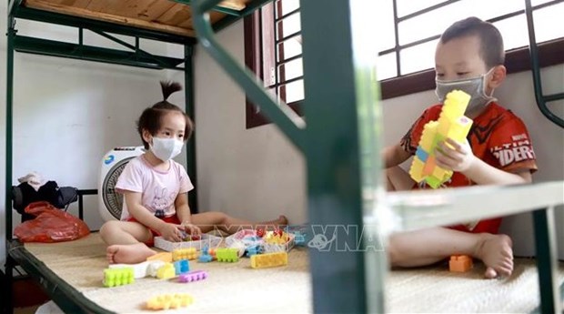 Two children at a quarantine facility in Vinh Phuc (Photo: VNA) 