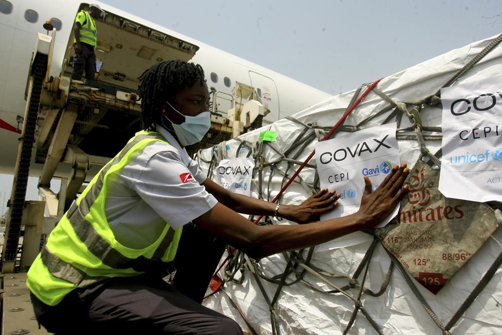 Các lô vắc-xin ngừa Covid-19 được đưa đến thủ đô Abidjan của Côte d’Ivoire thông qua chương trình COVAX. Chương trình này đã phân phối 1 tỷ liều vắc-xin cho 144 quốc gia/vùng lãnh thổ. Ảnh: AP