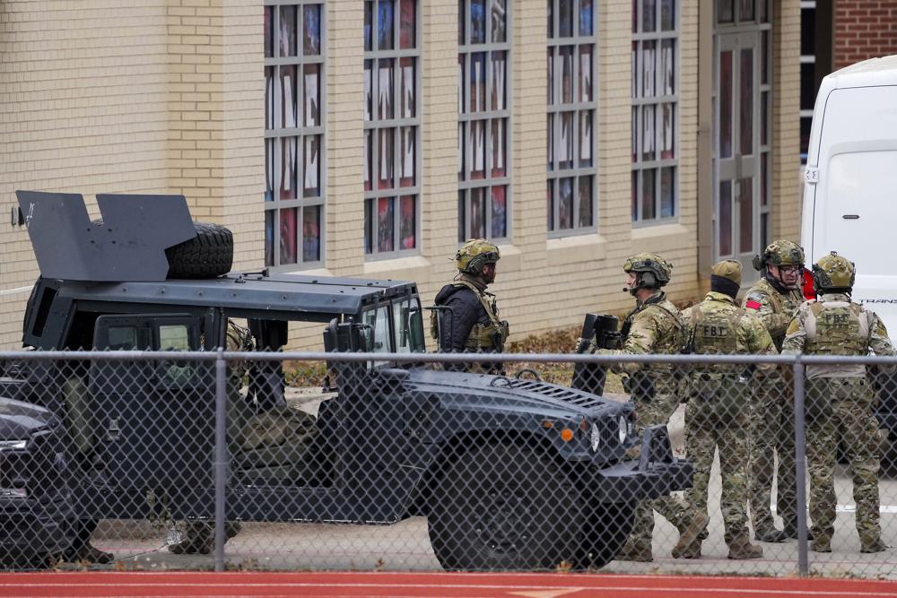 Biệt đội SWAT triển khai gần giáo đường ở Colleyville. Ảnh: AP