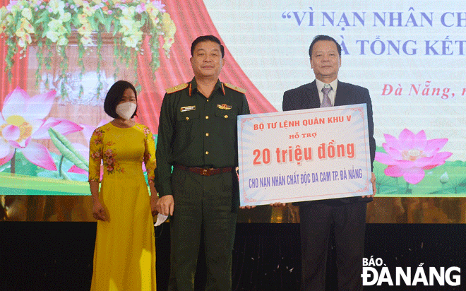 The representative of Military Region 5 Command (middle) hands over VND 20 million to support Da Nang’s Agent Orange victims for the 2022 Lunar New Year via the Da Nang Association of Victims of Agent Orange/dioxin. Photo: LE VAN THOM