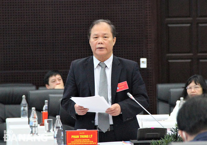 GS.TS Phan Trung Lý, Ủy viên Hội đồng Lý luận Trung ương, nguyên Chủ nhiệm Ủy ban Pháp luật của Quốc hội phát biểu tham luận. Ảnh: L.P