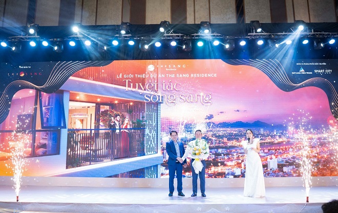 Đại diện nhà phân phối, ông Trần Xuân Thông (bên trái) trao hoa chúc mừng đại diện Chủ đầu tư tại Lễ ra mắt dự án.