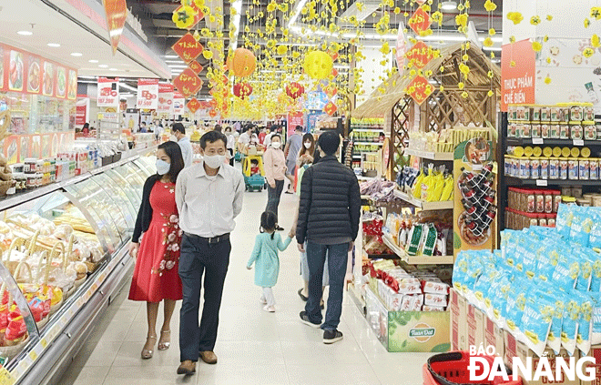 Shopping at supermarkets and wet markets for Tet has increased significantly in Da Nang in recent days, and is expected to keep rising ahead of the festival, which begins on February 1. Photo: QUYNH TRANG