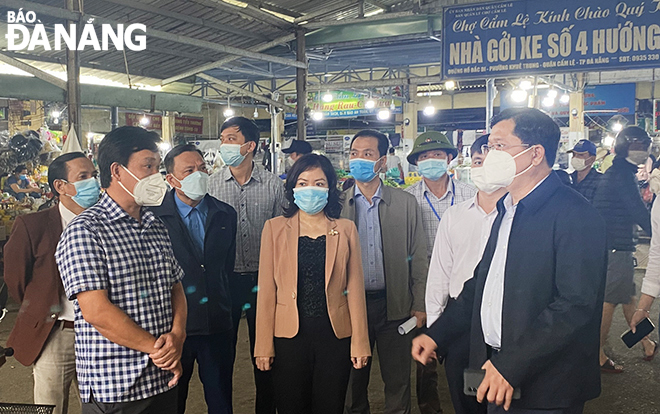 Vice Chairman Tran Phuoc Son (first, right) ordered strict observance of the 5K recommendations of the Ministry of Health during his onsite visit to Cam Le traditional market. Photo: M.QUE