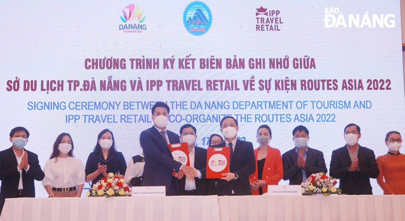 Phó Chủ tịch UBND thành phố Trần Phước Sơn (thứ 5 từ trái sang) cùng đại diện các sở, ban, ngành chứng kiến ký kết biên bản ghi nhớ tổ chức sự kiện Routes Asia 2022 giữa đại diện Sở Du lịch và Công ty CP Thương mại Duy Anh. Ảnh: THU HÀ.