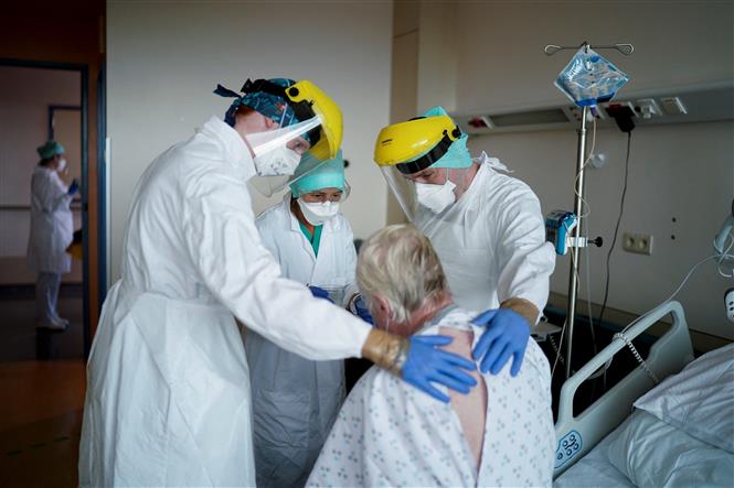 Nhân viên y tế hỗ trợ bệnh COVID-19 tại bệnh viện Erasme ở Brussels, Bỉ ngày 30/4/2020. Ảnh: AFP/TTXVN