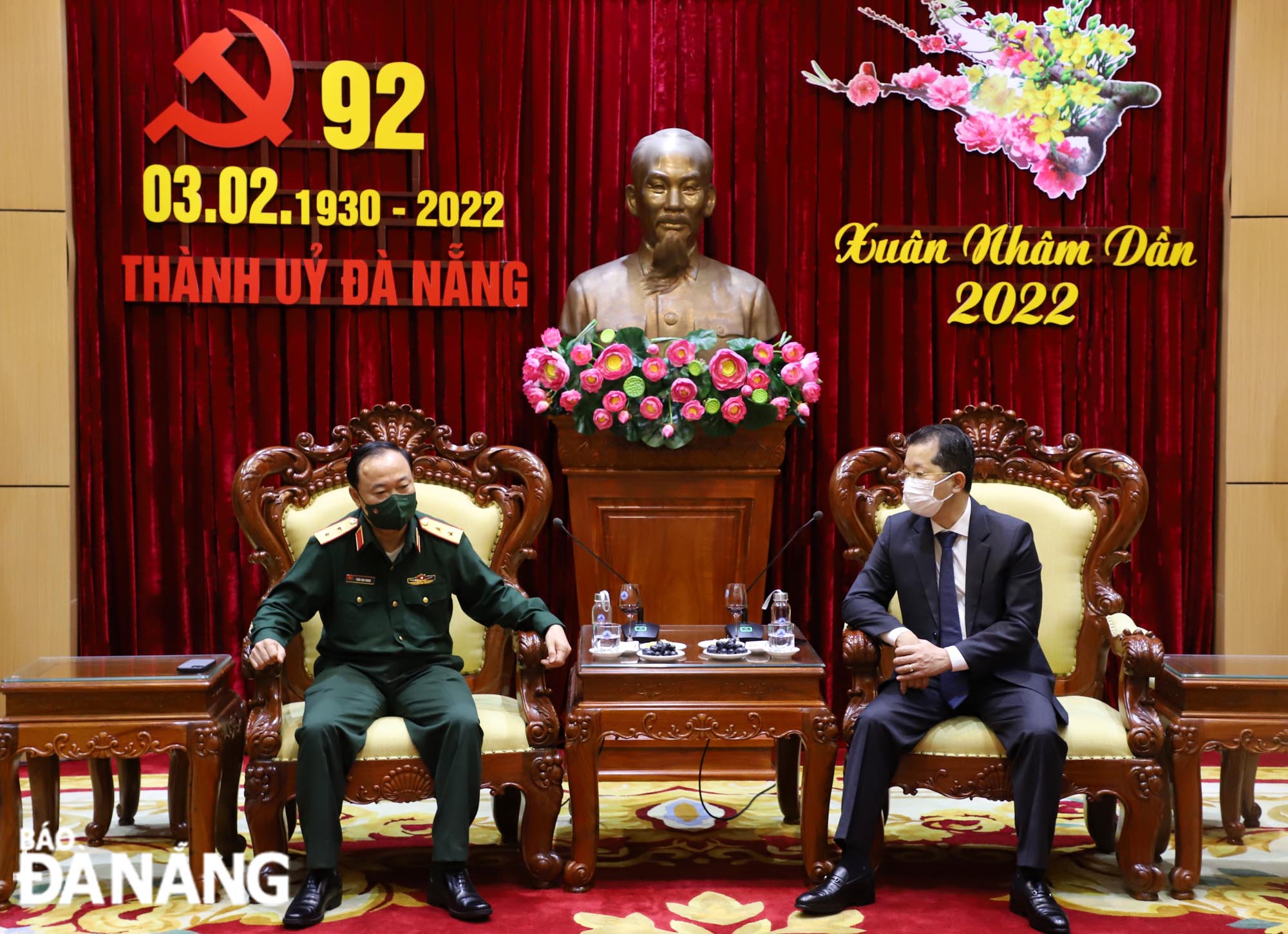 Bí thư Thành ủy Nguyễn Văn Quảng (bên phải) tiếp Trung tướng Thái Đại Ngọc thăm, chúc Tết lãnh đạo Thành ủy Đà Nẵng. Ảnh: NGỌC PHÚ