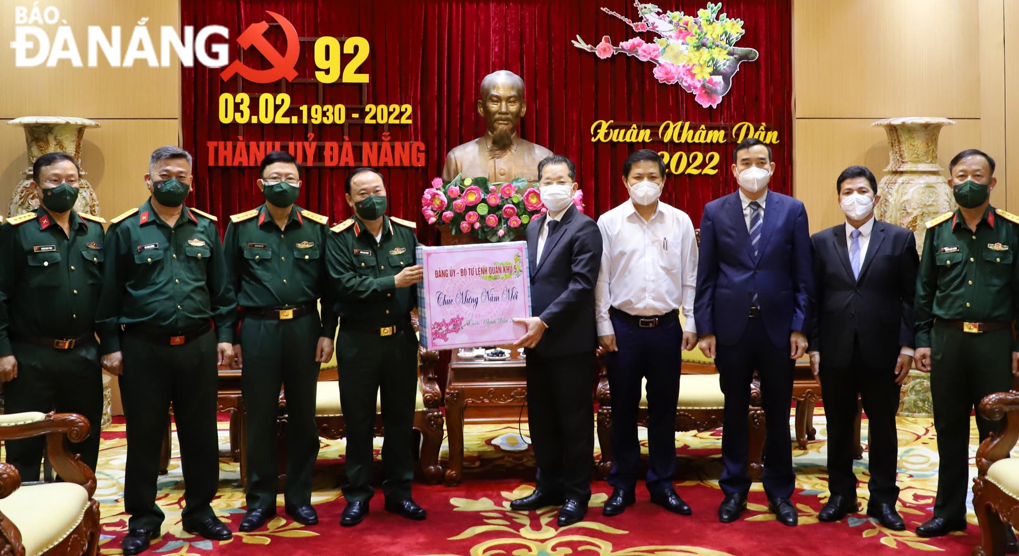Trung tướng Thái Đại Ngọc (thứ 4, bên trái sang) tặng quà chúc Tết lãnh đạo Thành ủy Đà Nẵng. Ảnh: NGỌC PHÚ