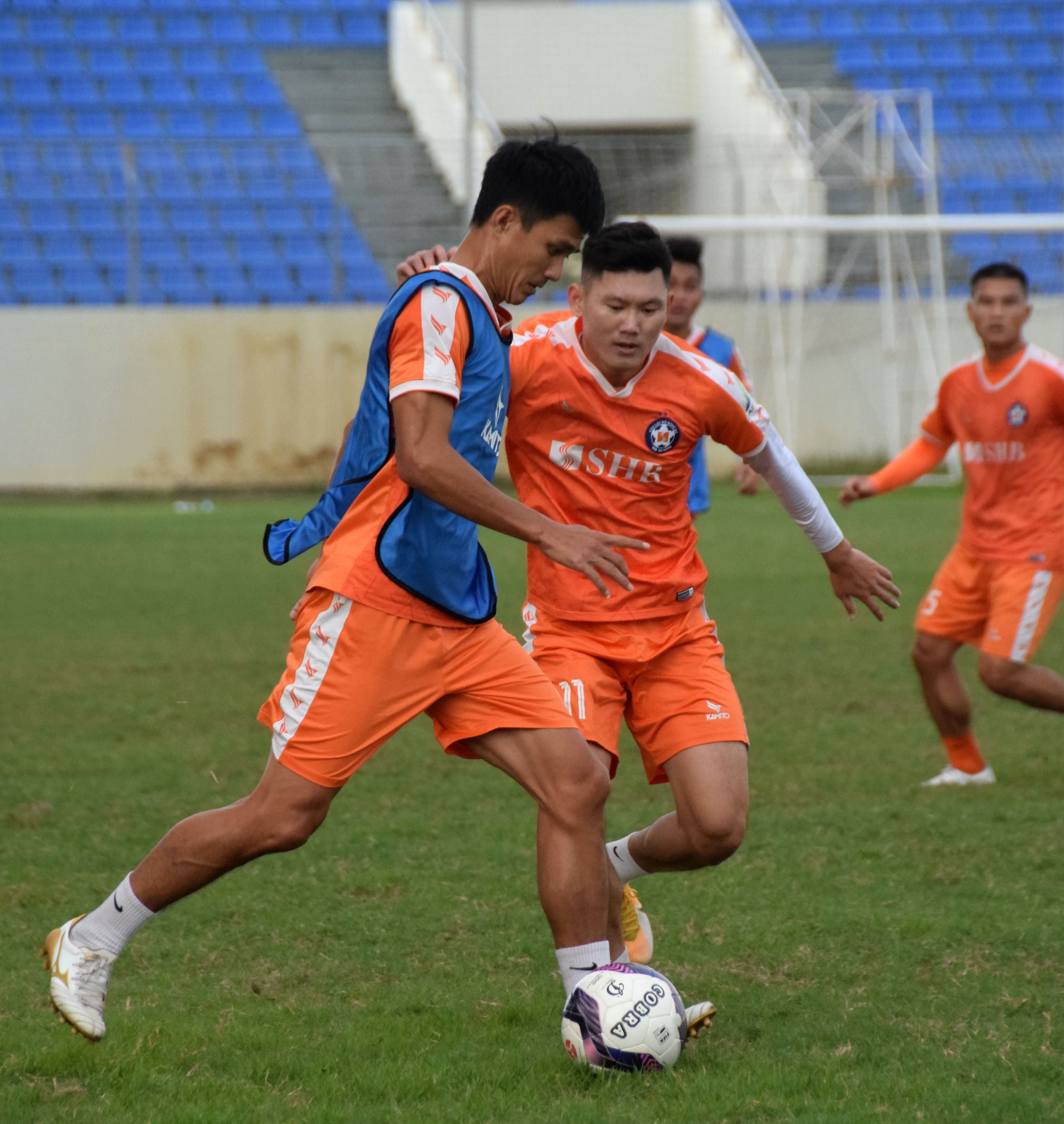 With the professional competence of key domestic players like Phan Van Long (in orange), SHB Da Nang is not too concerned if there are more foreign players on the offensive front in the upcoming league season. Photo: ANH VU