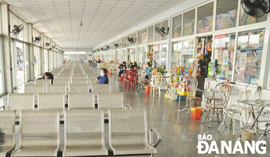 Very few passengers were seen at the waiting room at the bus station on the morning of January 17. Photo: THANH LAN