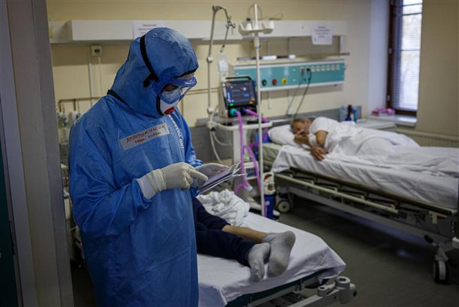 Điều trị cho bệnh nhân nhiễm Covid-19 tại bệnh viện ở Sofia, Bulgaria. Ảnh: AFP/TTXVN