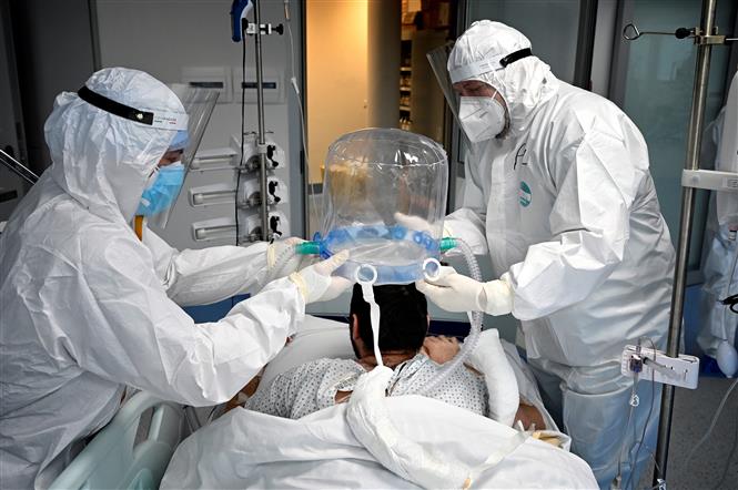  Điều trị cho bệnh nhân nhiễm Covid-19 tại bệnh viện ở Rome, Italy. AFP /TTXVN