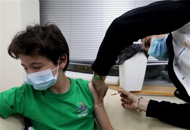  Nhân viên y tế tiêm vaccine phòng Covid-19 cho trẻ em tại thành phố Modiin, Israel ngày 12-1-2022. Ảnh: THX/TTXVN