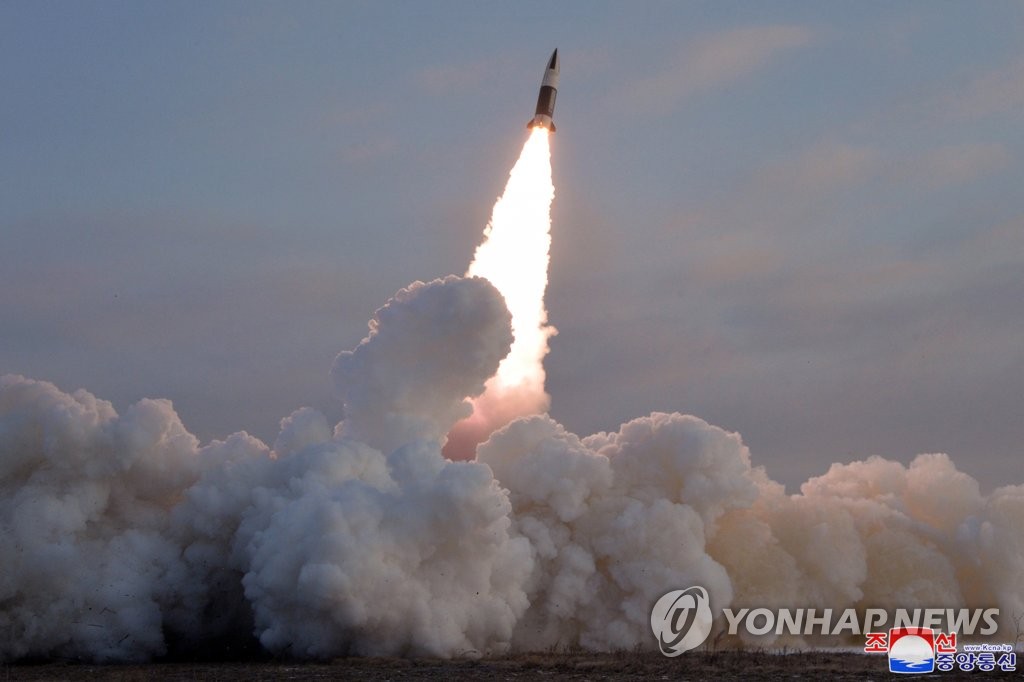 Triều Tiên phóng 2 tên lửa dẫn đường chiến thuật vào ngày 17-1. Ảnh: KCNA/Yonhap