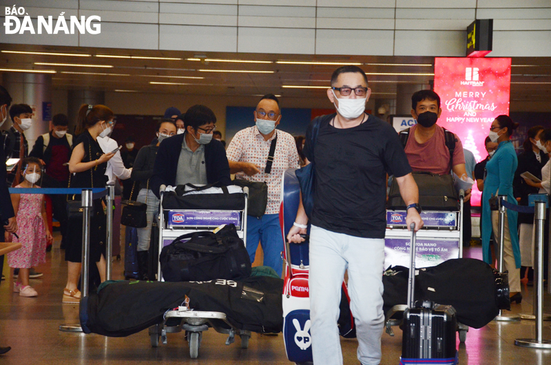 Thanks to its advantages in infrastructure and tourism, Da Nang ranks first in the Viet Nam Tourism Competitiveness Indexes. Tourists are seen arriving at the Da Nang International Airport, January 1, 2022. Photo: NHAT HA