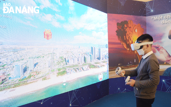 A visitor is experiencing the ‘A Virtual Vacation in Da Nang’ VR360 Virtual Reality travel app to discover the beauty of Da Nang at a tourism conference in the city on January 5. Photo: THU HA