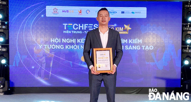 The representative of the Shipway project receives the second prize at the Techfest in the Central Viet Nam and Central Highlands regions in 2019. Photo: M. QUE