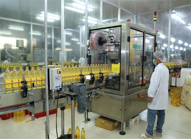 At a cooking oil processing plant of Sao Mai Group (Photo: VNA) 