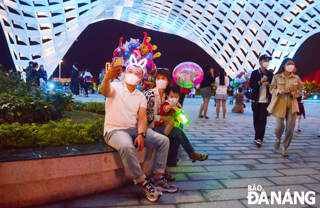 Local residents were seen abiding by the 5K recommendations of the Ministry of Health while visiting the expanded APEC Sculpture Garden. Photo: XUAN DUNG