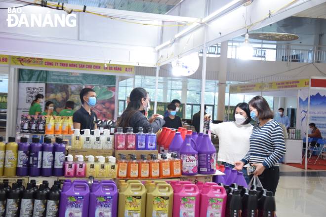 Rất nhiều sản phẩm hàng Việt Nam chất lượng cao được bày bán tại hội chợ Xuân.