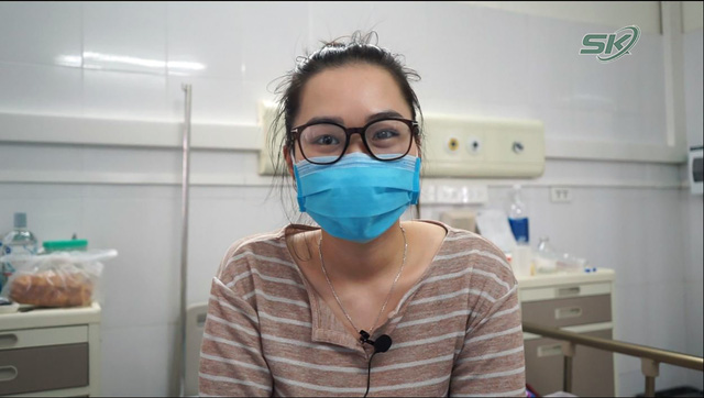 HELPING HAND: Nguyễn Thị Hồng Anh, who has just recovered from COVID, asked to take care of her grandma who is also hospitalized. — Photo suckhoedoisong.vn