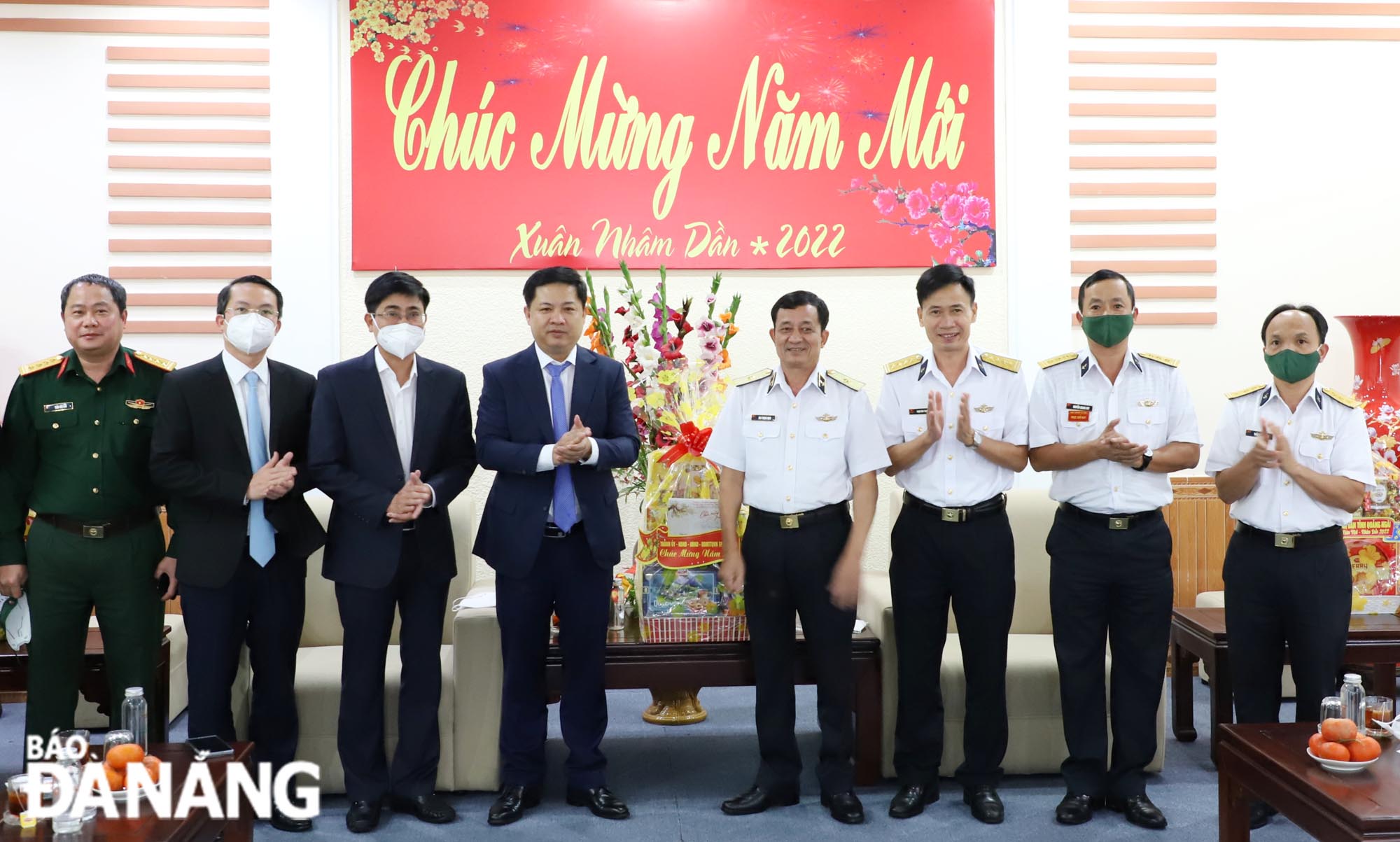 Deputy Secretary of the Da Nang Party Committee cum Chairman of the municipal People's Council Luong Nguyen Minh Triet (fourth, left) presenting a Tet gift to the Party Committee and High Command of the Navy Region 3. Photo: NGOC PHU