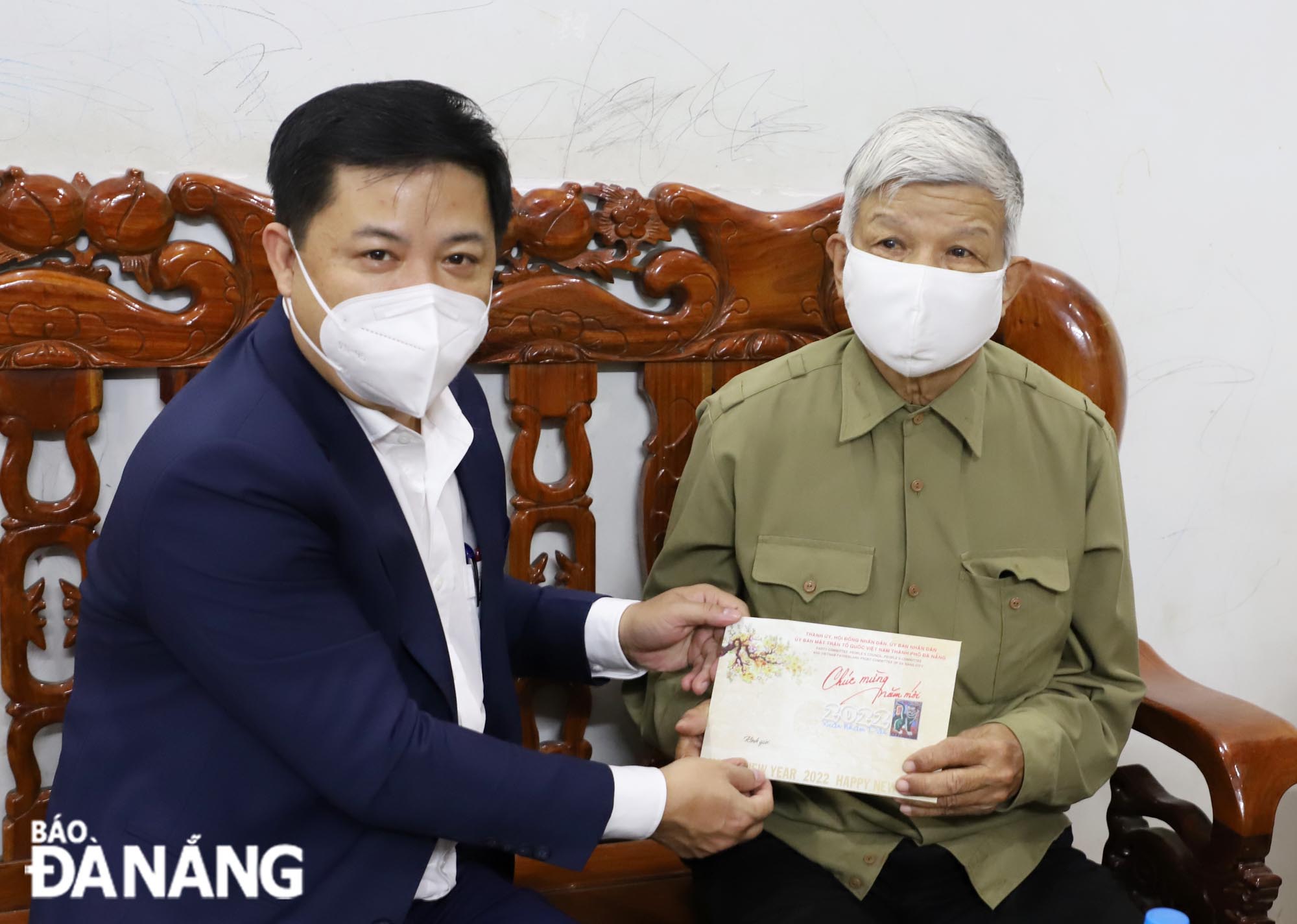 Deputy Secretary Triet (left) and war invalid Dang Ngoc Xao. Photo: NGOC PHU