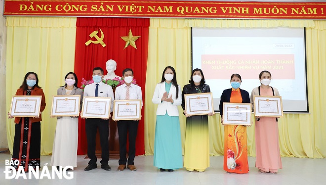 Bà Lê Thị Thu Hà, Bí thư Đảng ủy xã (thứ tư từ phải sang) trao giấy khen cho các cá nhân. 