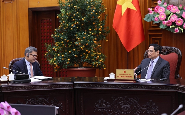 Prime Minister Phạm Minh Chính (right) had talks with Nitin Kapoor, President for Asia Area Frontier Markets at AstraZeneca, and Chairman and General Director of AstraZeneca Việt Nam, on Wednesday in Hà Nội. — VNA/VNS Photo Dương Giang