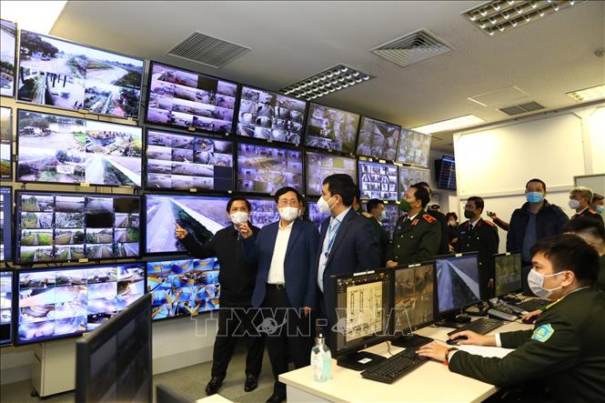 Phó Thủ tướng Thường trực Phạm Bình Minh kiểm tra tại khu giám sát của Sân bay Nội Bài. Ảnh: Huy Hùng/TTXVN
