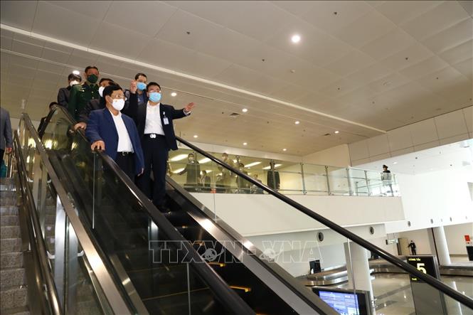 Phó Thủ tướng Thường trực Phạm Bình Minh cùng Đoàn công tác kiểm tra công tác an ninh, an toàn tại Sân bay Nội Bài. Ảnh: Huy Hùng/TTXVN