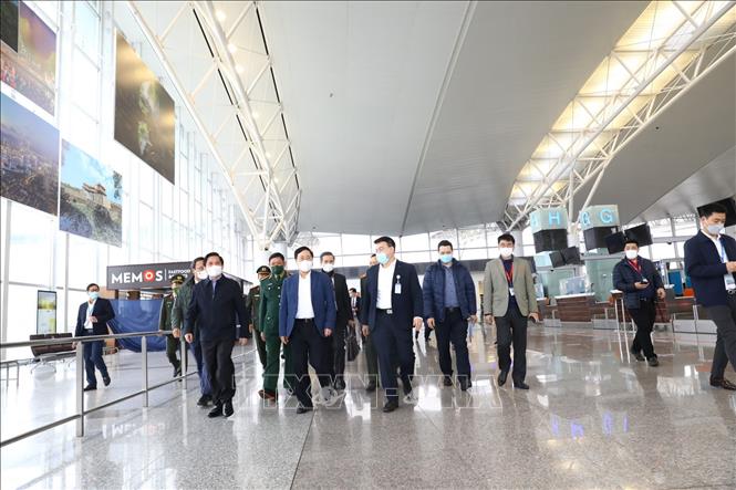 Phó Thủ tướng Thường trực Phạm Bình Minh cùng Đoàn công tác kiểm tra tại Nhà ga T2. Ảnh: Huy Hùng/TTXVN