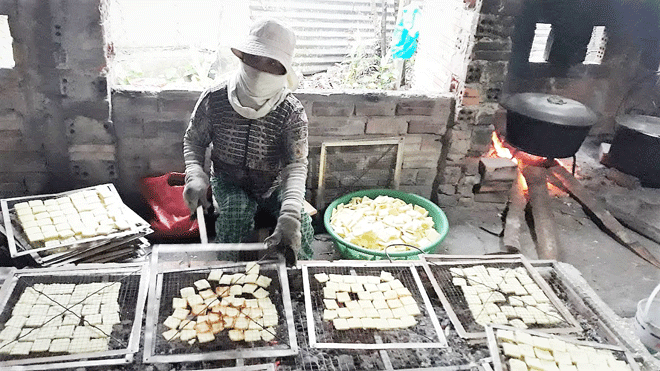 The stage of baking cake on charcoal in the Ba Nghia sesame dry cake furnace. (Photo provided by the character)