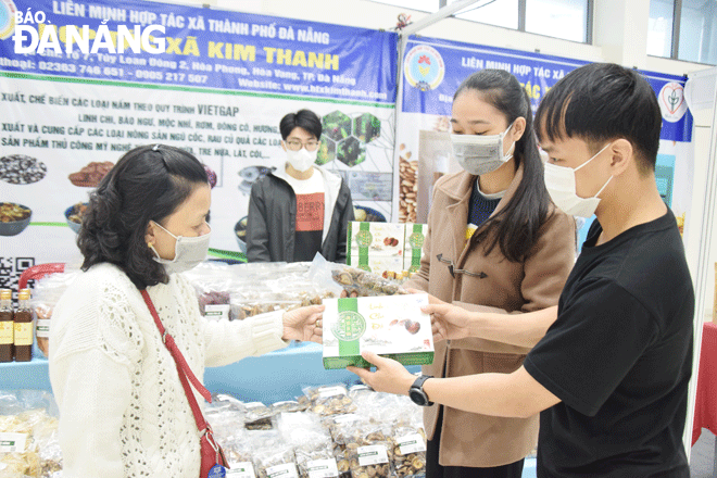 A variety of Vietnamese reasonably-priced products, especially Tet foods, are now sold at over 150 stands of the Spring Fair 2022 which is taking place at the Da Nang International Exhibition Fair Centre, 9 Cach Mang Thang Tam. IN THE PHOTO: Visitors buying products at the fair. Photo: QUYNH TRANG