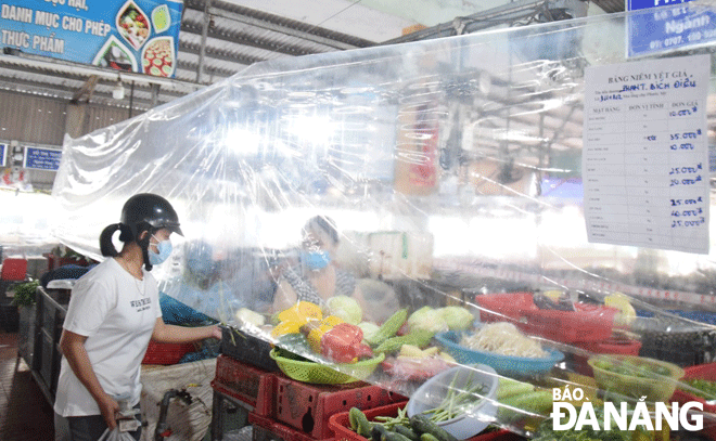 The Management Board of the Phuoc My Market in Son Tra District has introduced proper precautions to control the spread of the virus in efforts to ensure the safety of market stallholders and shoppers. Photo: QUYNH TRANG
