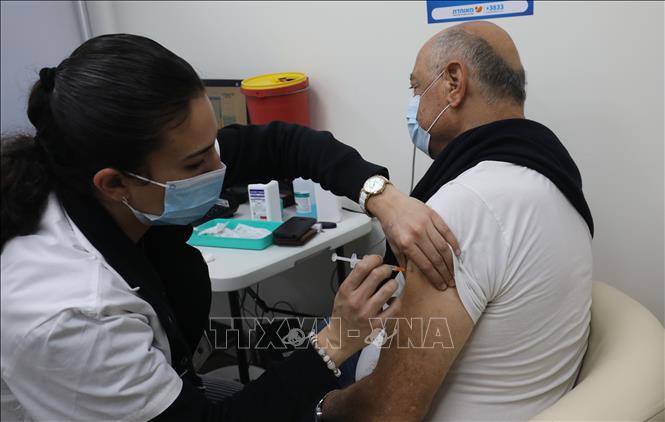 Nhân viên y tế tiêm vaccine Covid-19 cho người dân tại Modiin, Israel, ngày 12-1-2022. Ảnh: THX/TTXVN