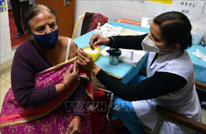 Nhân viên y tế tiêm vaccine phòng Covid-19 cho người dân tại New Delhi, Ấn Độ, ngày 10-1-2022. Ảnh: THX/TTXVN