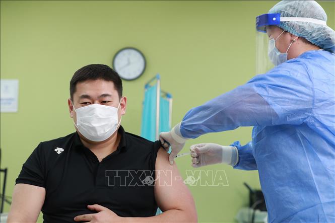 Tiêm vaccine Covid-19 tại Ulaanbaatar, Mông Cổ. Ảnh: AFP/TTXVN