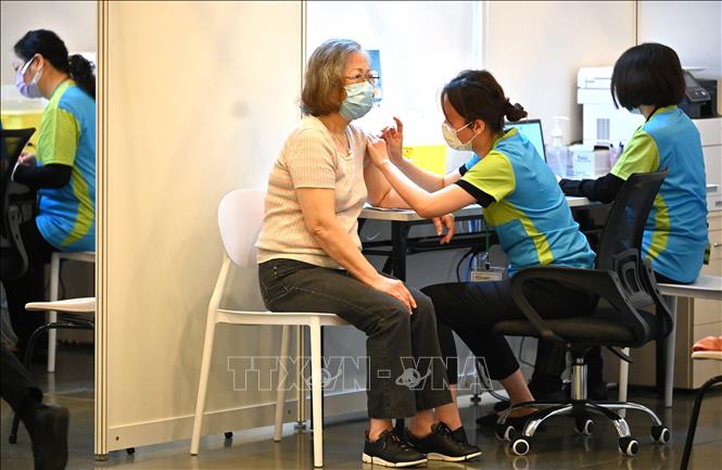 Nhân viên y tế tiêm vaccine Covid-19 cho người dân tại Hong Kong, Trung Quốc, ngày 23-2-2021. Ảnh: AFP/TTXVN