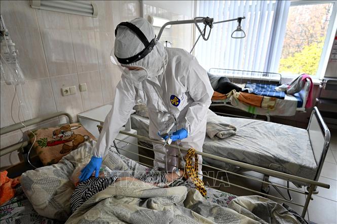 Nhân viên y tế điều trị cho bệnh nhân nhiễm Covid-19 tại bệnh viện ở Kiev, Ukraine. Ảnh: AFP/TTXVN