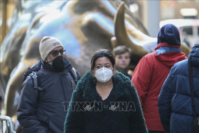 Người dân đeo khẩu trang phòng lây nhiễm Covid-19 tại New York, Mỹ, ngày 19-1-2022. Ảnh: THX/TTXVN
