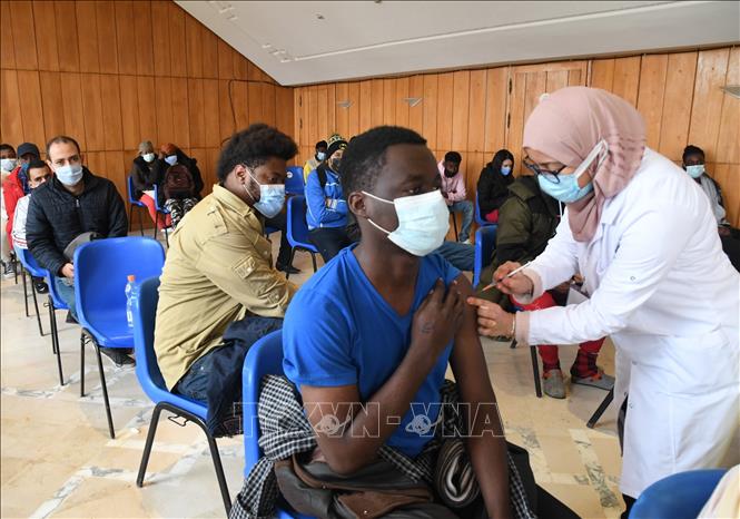 Nhân viên y tế tiêm vaccine Covid-19 cho người dân tại Tunis, Tunisia, ngày 25-12-2021. Ảnh: THX/TTXVN