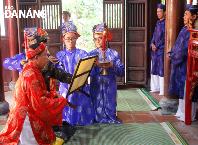 Các cao niên trong Ban khánh tiết đình làng Hải Châu thực hiện Lễ Chánh tế và nghi thức dâng hương cổ truyền tại Lễ hội đình làng Hải Châu tháng 4-2021. Ảnh: XUÂN DŨNG
