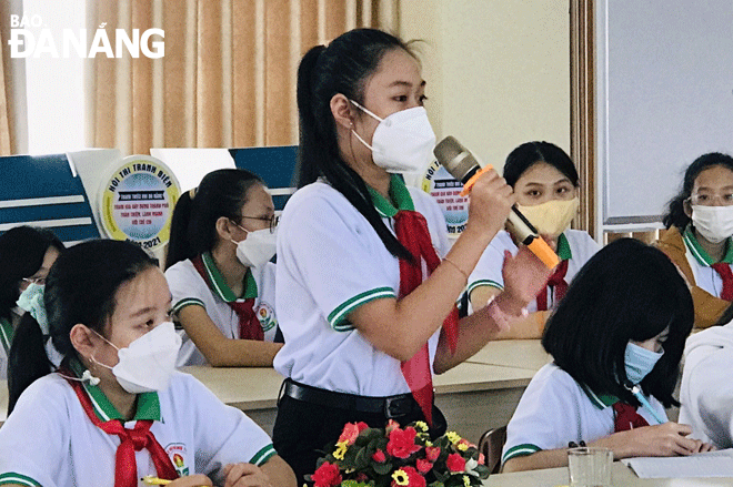 A member from the Da Nang Children's Council in the 2021 - 2022 term present her opinions at the 6th meeting of the Da Nang Children's Council.  Photo: T.V